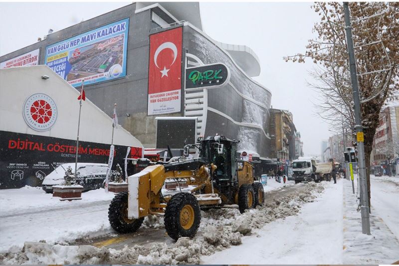 Van Büyükşehir Belediyesi 24 saat içerisinde 9 bin ton karı şehir dışına taşıdı