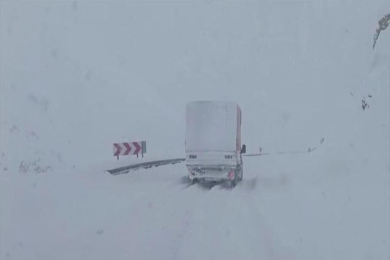 Van-Çatak karayolu yeniden trafiğe kapatıldı