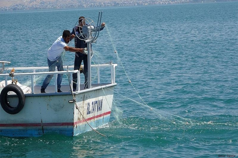 Van Gölü’nde faaliyet gösteren kayıtlı balıkçı teknelerine destek
