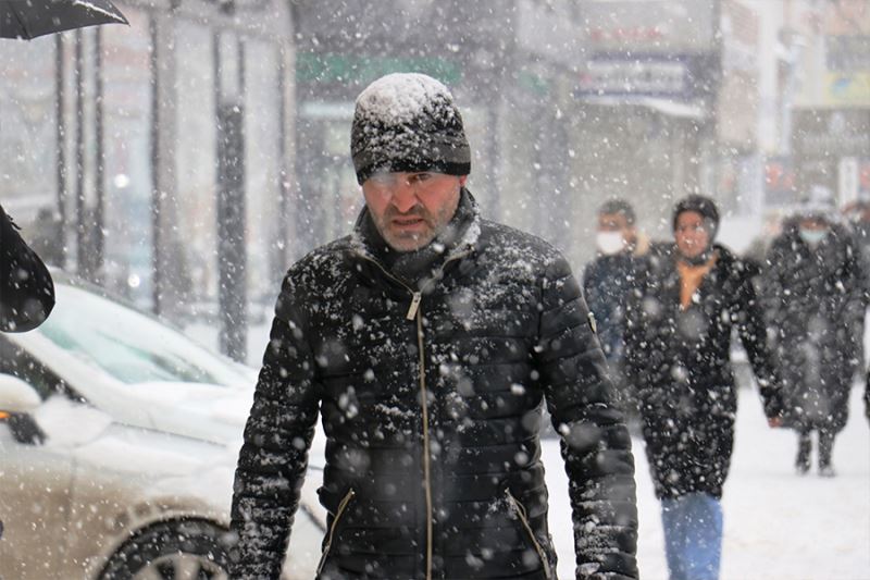 Van’da kar yağışıyla 135 yerleşim yerine ulaşılamıyor