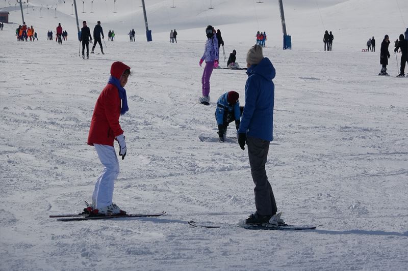 Van’da kayakla tanışan çocuklar eğlenceli vakit geçiriyor
