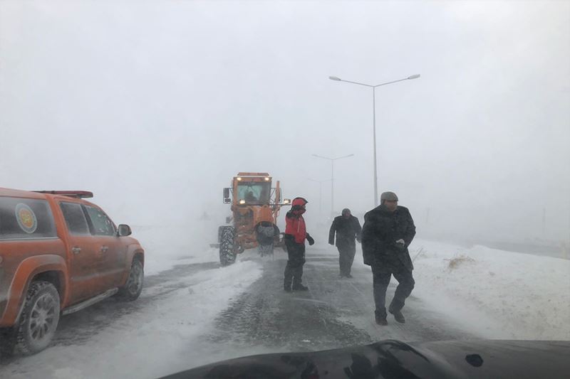 Van’da şehirler arası yollar fırtına ve tipi nedeniyle kapatıldı
