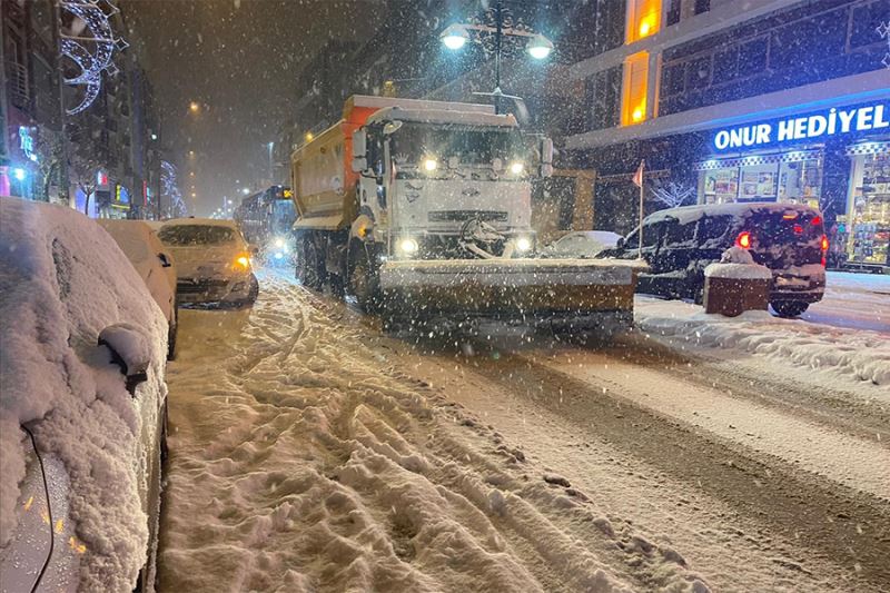 Van’da yoğun kar yağışı ekipleri alarma geçirdi