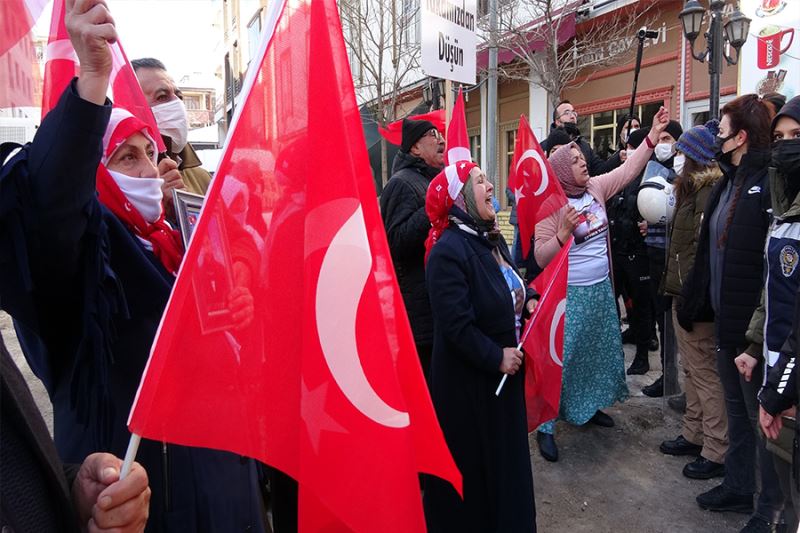 Vanlı anne “HPD’li vekillerin kirli çamaşırları ortada”