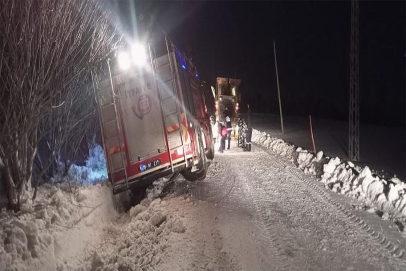 Yangına giden itfaiye aracı kardan dolayı yolda mahsur kaldı