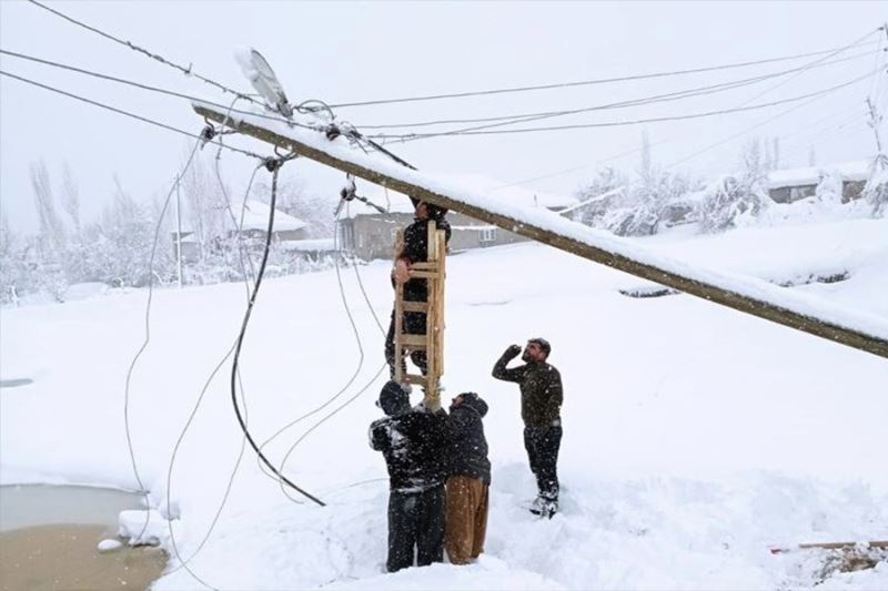 Yoğun tipiye rağmen elektrik hatları onarılıyor