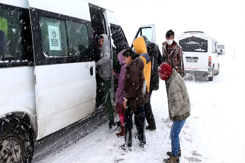 Yolda kalan öğrencilerin imdadına Erciş Belediyesi ekipleri yetişti