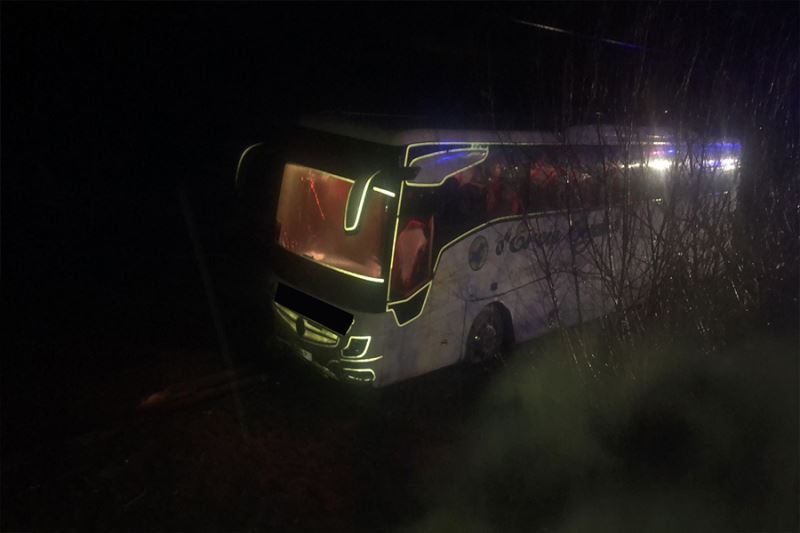 Yoldan çıkıp tarlaya giren otobüsteki 2 yolcu yaralandı