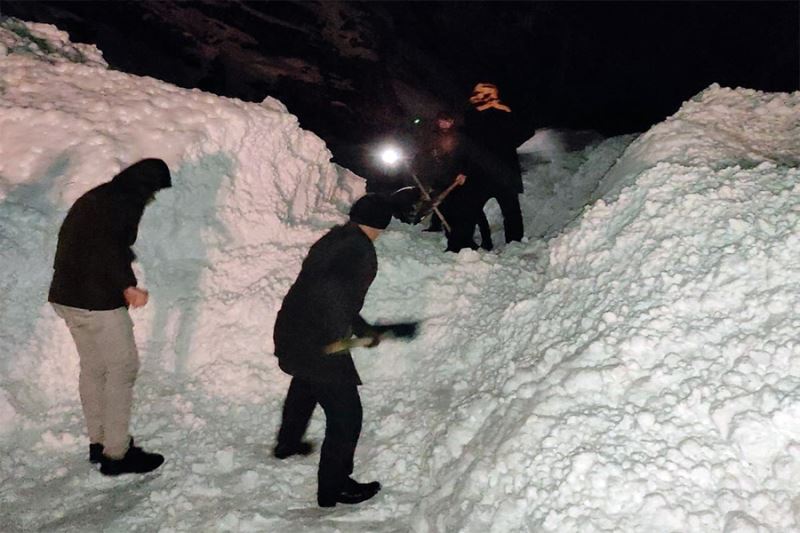 Yüksekova’da çığ düştü, 20 yolcu mahsur kaldı