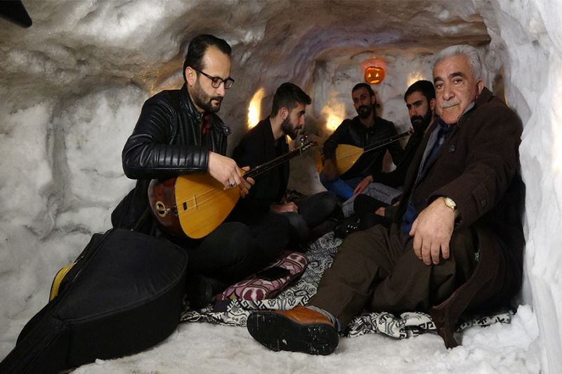 20 metre uzunluğundaki kar tünelinde mum ışığında müzik ziyafeti
