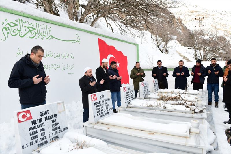 Çığ şehitleri mezarları başında dualarla anıldı