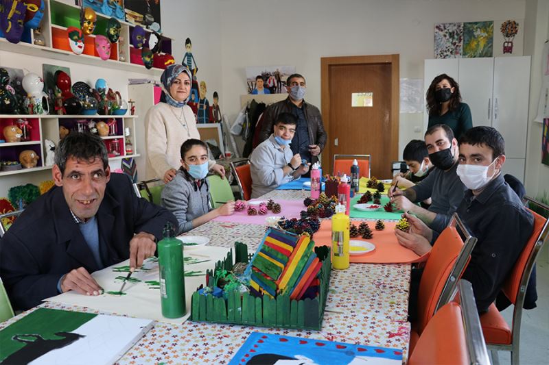Engelliler bakım ve rehabilitasyon merkezi ile hayata tutunuyor