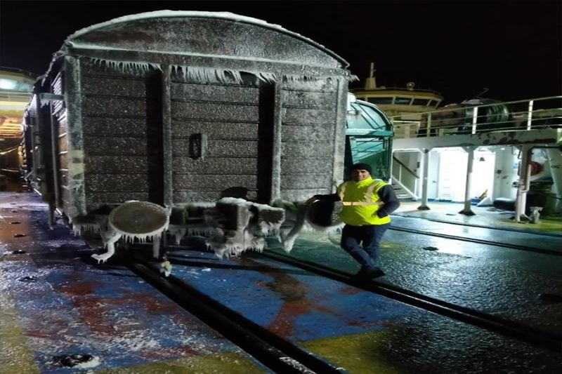 Feribottaki tren vagonları buzla kaplandı
