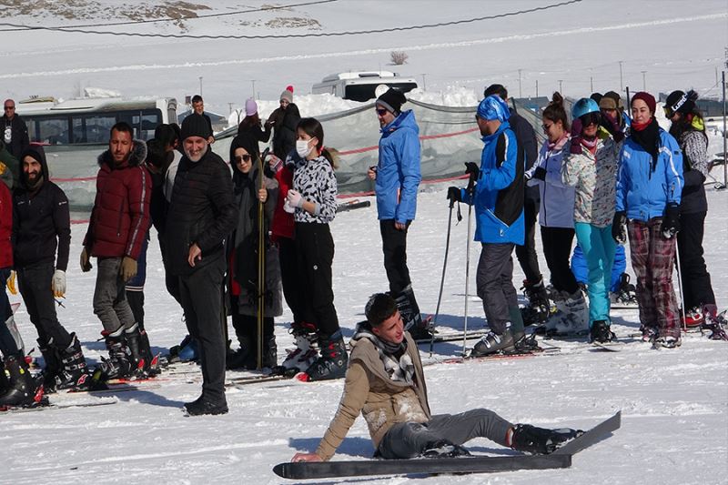 Gevaş Belediyesi binlerce öğrenciyi kayakla buluşturdu