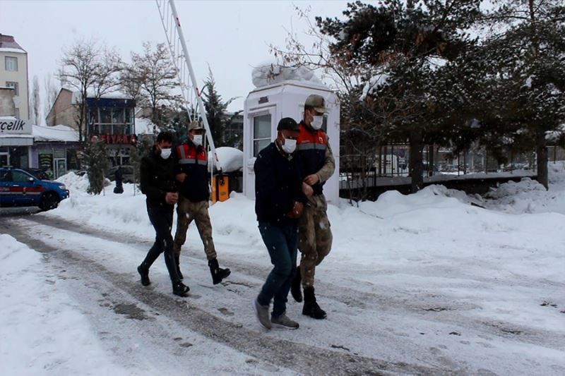 İnsan kaçakçılığı yapan 2 kişi tutuklandı