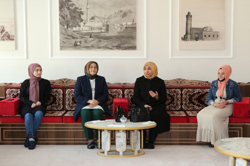 Kadın ve Aile Hizmetleri Daire Başkanlığı mahalle toplantılarını sürdürüyor