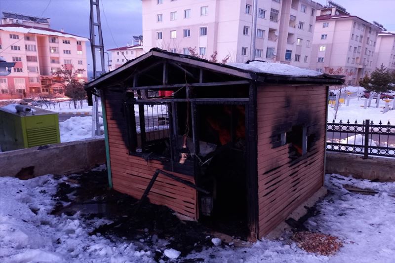 Kulübede ısınmak için ateş yaktılar, söndüremeyince kaçtılar