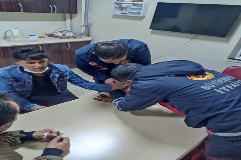 Öğrencinin parmağına sıkışan yüzüğü itfaiyeciler keserek çıkardı
