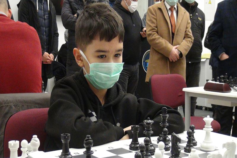 Satranç turnuvasına küçük İlyas damga vurdu