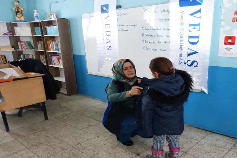 VEDAŞ köy çocuklarını sevindirmeye devam ediyor