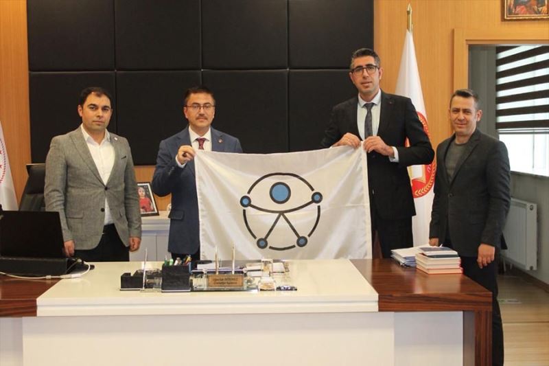 Van Adliyesine Erişilebilir Adliye logolu bayrak