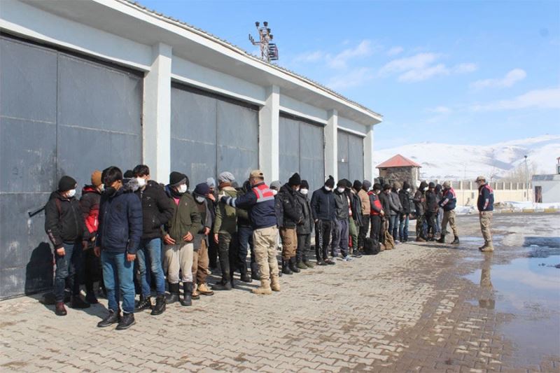 ‘Dur’ ihtarına uymayan iki minibüste 107 düzensiz göçmen yakalandı