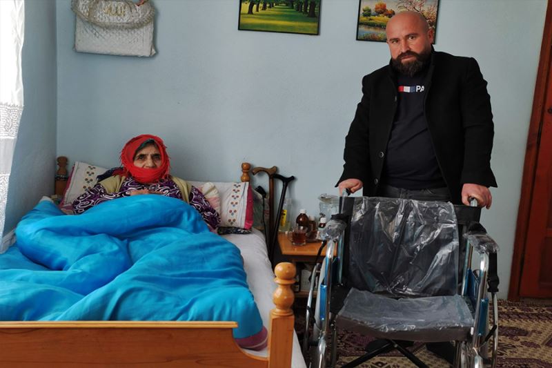 6 yıldır yürüyemeyen 70 yaşındaki hasta tekerlekli sandalyeye kavuştu