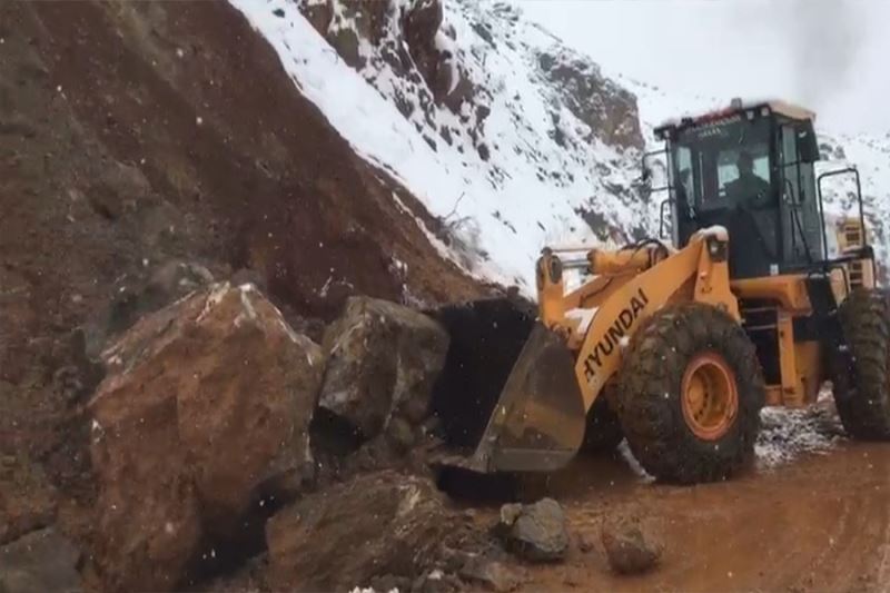 Dev kayaların 2 gündür aynı bölgeye düşmesi sonucu mahalle sakinlerini korkuttu