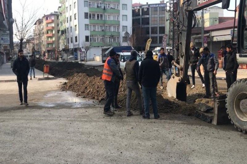Iğdır’da doğalgaz borusu patladı, vatandaşlar film izler gibi izledi