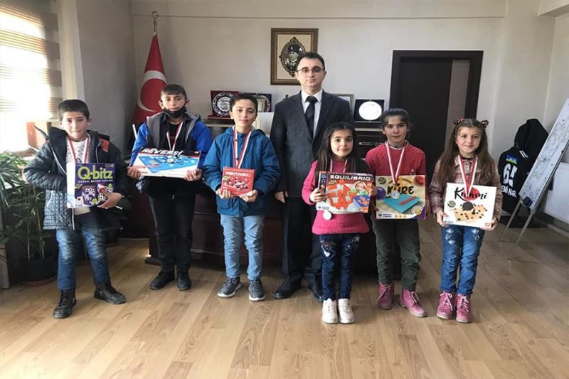 Kaymakam Nasır başarılı öğrencileri ödüllendirdi
