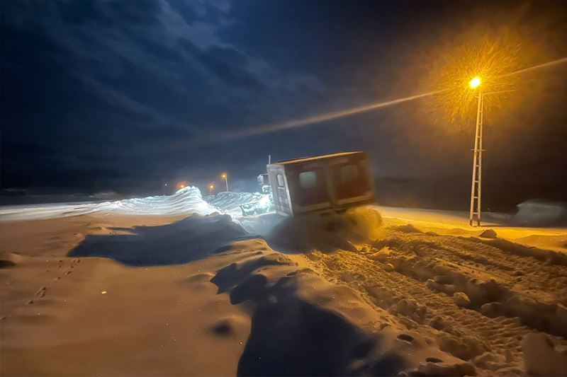 Sağlık ekipleri yolu kapanan köyde kolunu inciten çocuk için seferber oldu