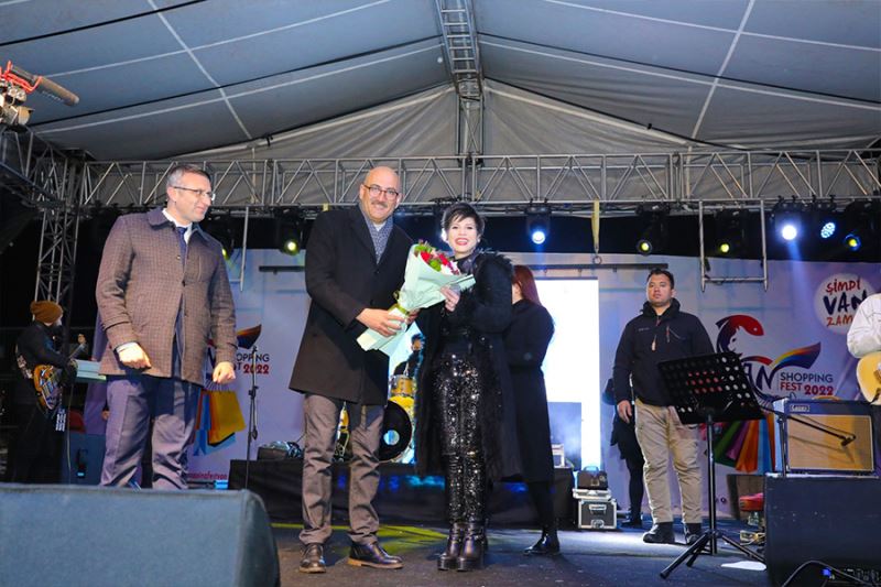 Şarkıcı Aydilge hayranlarını coşturdu