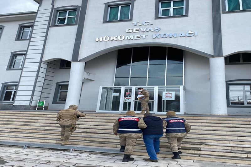 Sebze kasalarının arkasına gizlenmiş vaziyette 70 göçmen yakalandı
