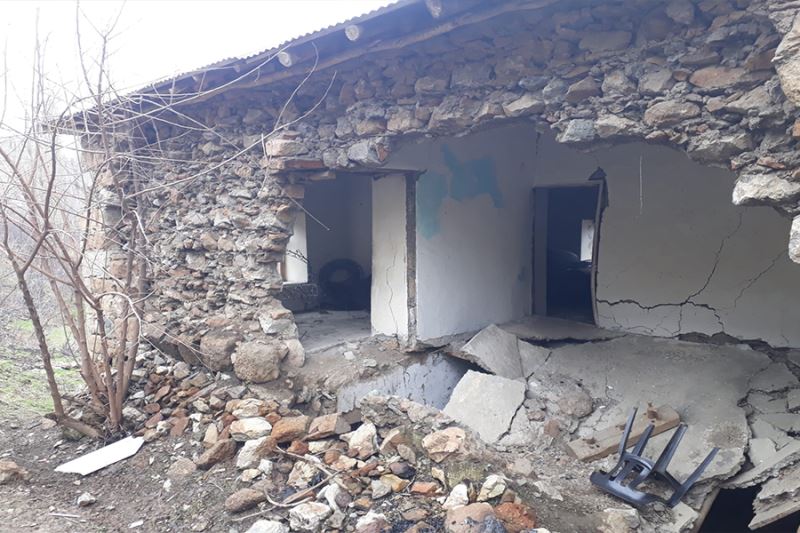 Şiddetli fırtına çatıları uçurdu, evin duvarını yıktı