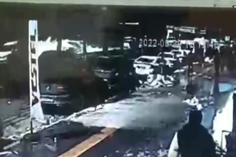 Tonlarca ağırlıktaki karın araçların üzerine düşme anı kamerada