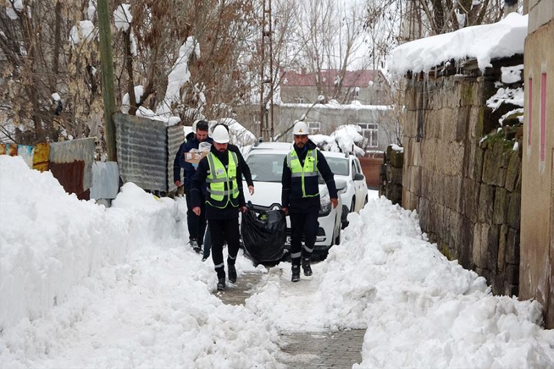 VEDAŞ ekipleri, karla kaplı leylek yuvalarına yem bıraktı