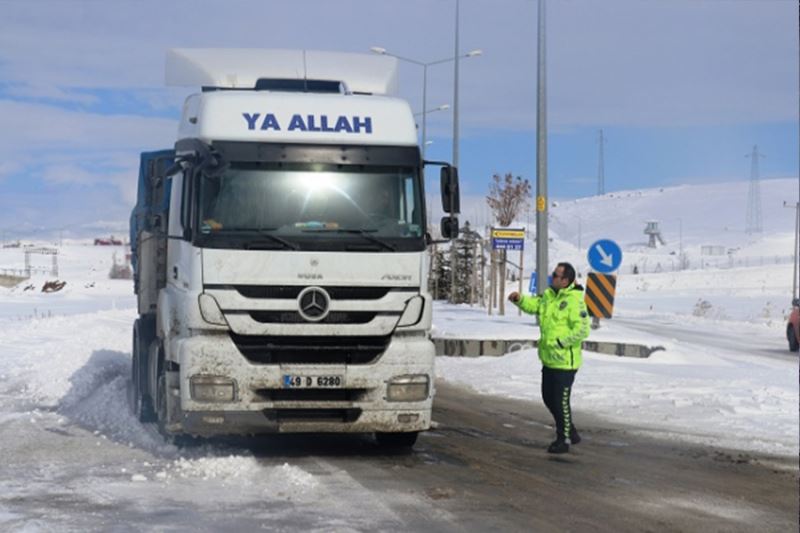 Van-Hakkari yolu ağır tonajlı araçlara kapatıldı