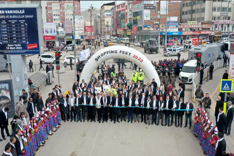 Van’da ‘alışveriş festivali’ renkli görüntülerle başladı