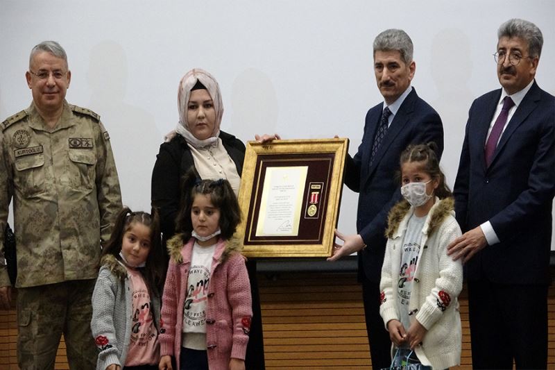 Vanlı şehit ailelerine ‘Devlet Övünç Madalyası’ takdim edildi