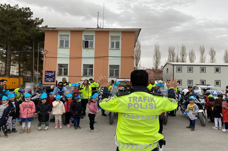 Anaokulu öğrencileri polisin misafiri oldu