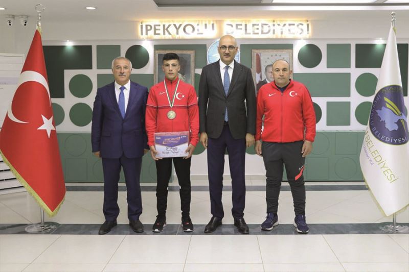 Başkan Vekili Aydın başarılı sporcuyu ödüllendirdi