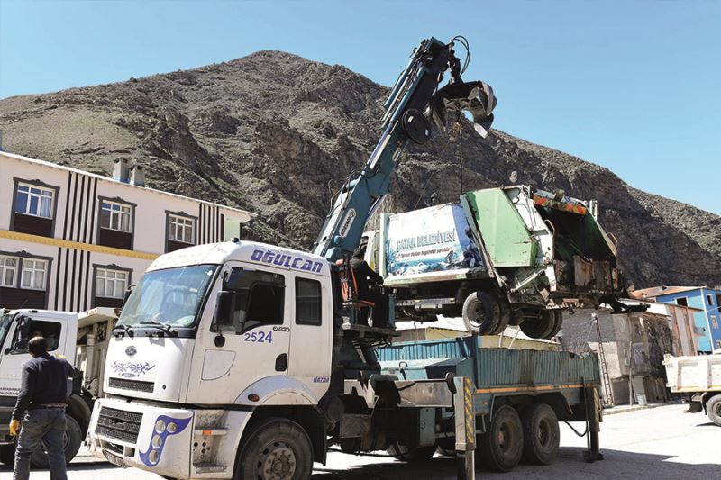 Çatak Belediyesi hurda araçlarını MKE’ye devretti