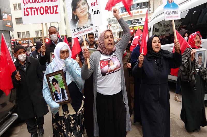 Evlat mücadelesi veren baba “Biz ağlarken HDP’liler düğün yapıyor”