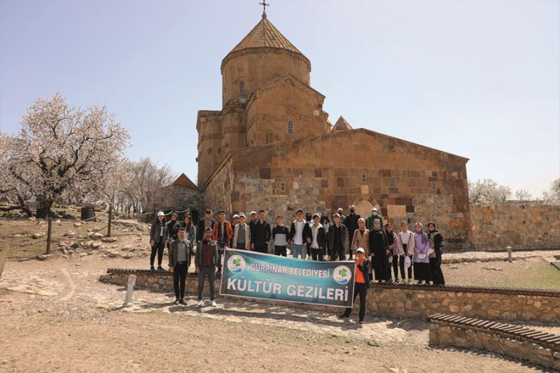 Gürpınar Belediyesi, öğrencileri Akdamar Adasıyla buluşturdu