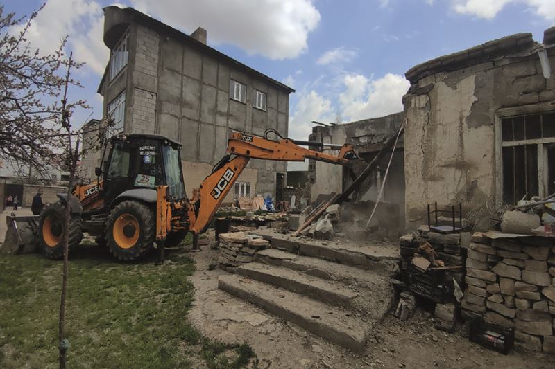 Kaçak göçmenlerin barındığı metruk evler yıkıldı