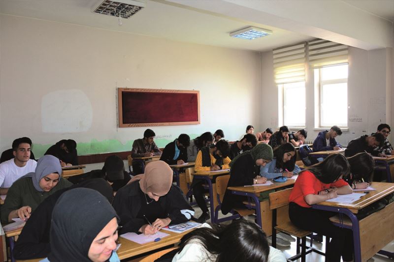 Tuşba Belediyesi’nden 2 Bin 400 Öğrenciye TYT Deneme Sınavı