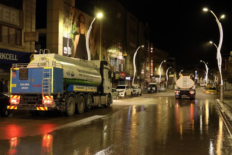 Van Büyükşehir’den gece boyu temizlik mesaisi