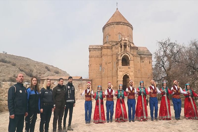 Van polisi görev yaptığı şehri türkülerle tanıttı