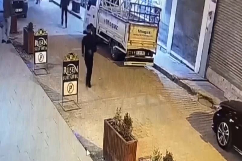 Van’daki kapkaç ve hırsızlık olayı kameralara takıldı