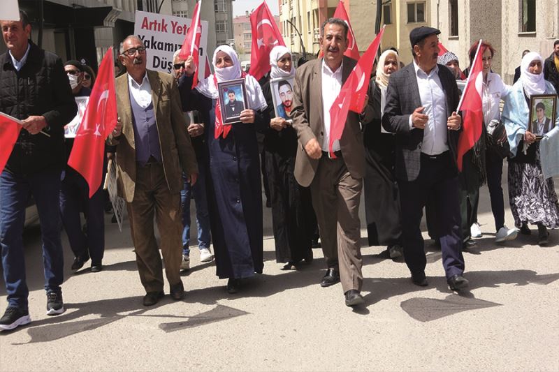 Vanlı ailelerin evlat nöbeti kararlıkla sürüyor
